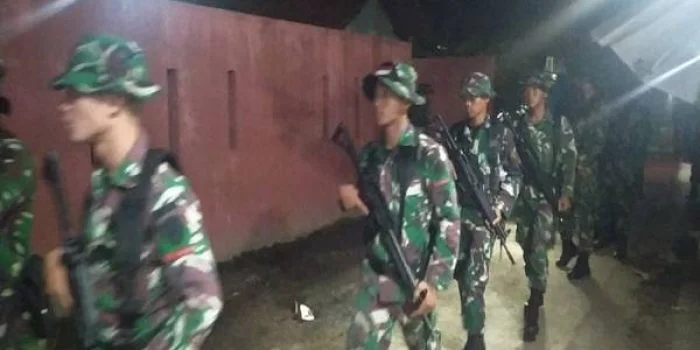 Pasukan TNI AD Bersenjata Lengkap Patroli Target Pelaku Tawuran dan Geng Motor di Cirebon