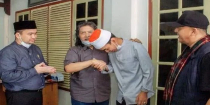 Cium Tangan Ketika Sowan ke Cak Nun Sebagai Tanda Hormat, Gus Umar: UAS Tahu Adab