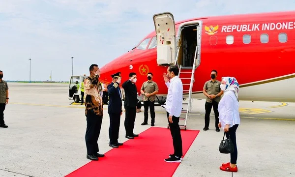 Kunker ke Ende, Jokowi Terbang Bersama Pesawat RJ-85 Era Pak Harto