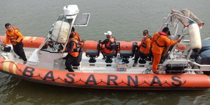 Kapal Nelayan Pencari Kepiting Ditabrak Kapal Peti Kemas, 2 Tewas