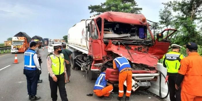 Truk Tangki vs Truk Tronton di Tol Palikanci, 2 Orang jadi Korban