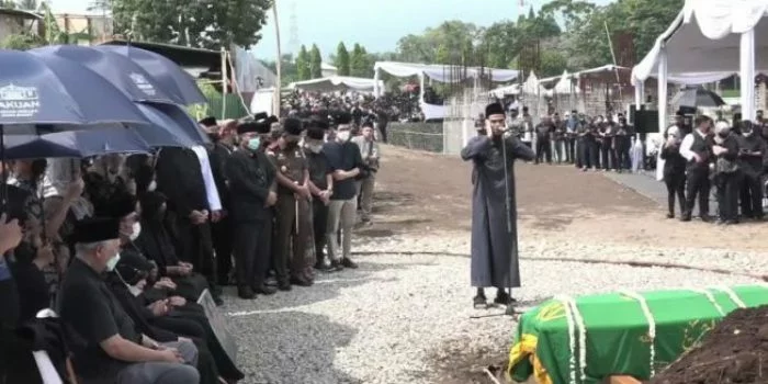 Persiapan Jenazah Eril Dimasukkan ke Liang Lahat