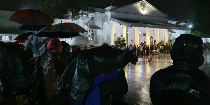 Guyuran Hujan Sambut Kedatangan Jenazah Eril di Gedung Pakuan