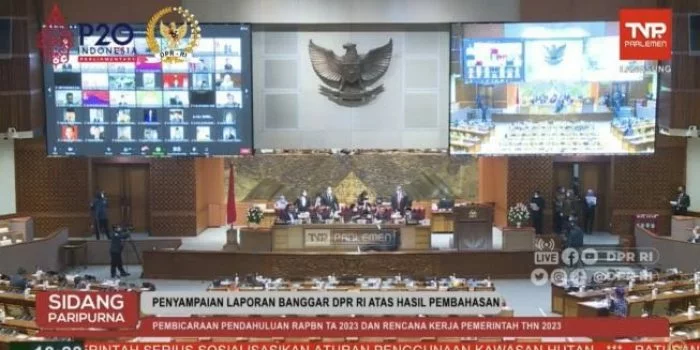 Insiden Wakil Ketua Banggar Muhidin Terjatuh di Depan Puan Maharani 