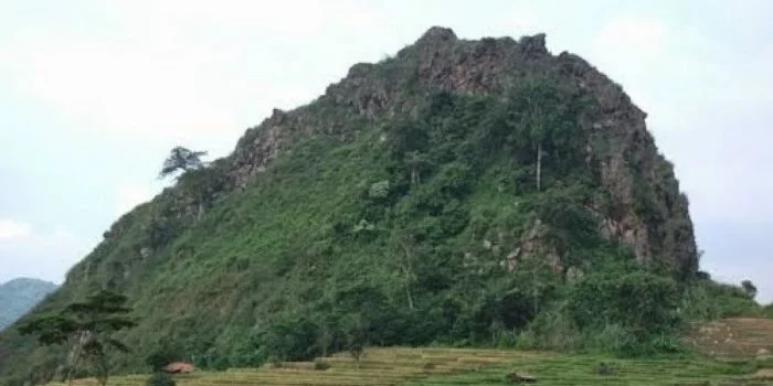 Ini Cerita Gunung Hejo, Ada Batu Terbungkus Kain Putih