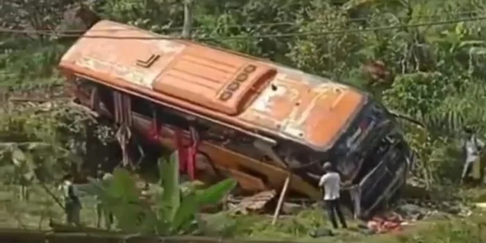 Bus Pariwisata Tabrak Belasan Mobil dan Motor di Jalan Raya Denpasar-Singaraja