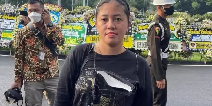 Mbak Rara Pawang Hujan Tampak Hadir di Prosesi Pemakaman Eril di Cimaung