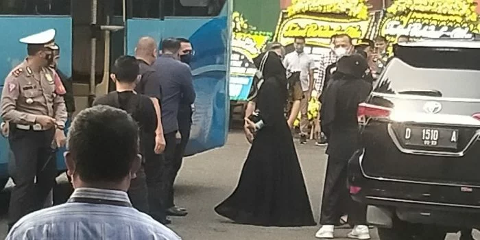 Berbusana Serba Hitam, Atalia Praratya Sambut Kedatangan Jenazah Eril di Bandara Soetta