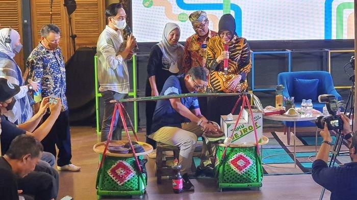 4 As, Sandiaga Uno-Ayu Tjiptaningsih Lawan Imron Rosyadi-Disbudpar Kabupaten Cirebon Tanding Bikin Tahu Gejrot