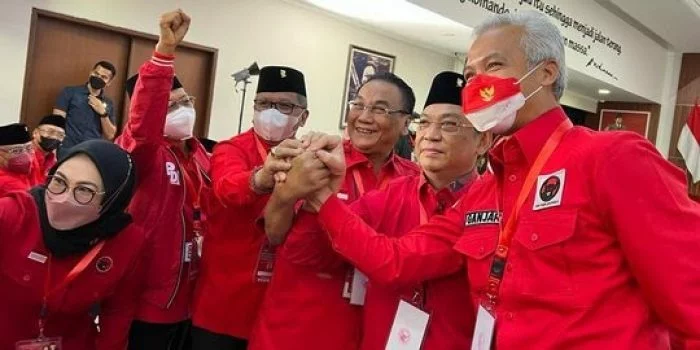 Ganjar Pranowo Berkemeja dan Masker Warna Merah Tiba di Kantor DPP PDI Perjuangan