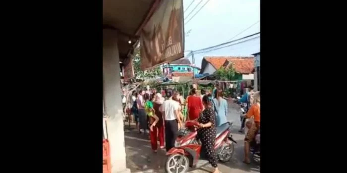 Ibu Muda Melahirkan di Atas Kendaraan Roda Tiga di Pinggir Jalan Kedokanbunder