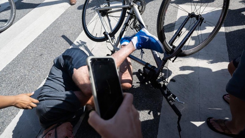 Joe Biden Jatuh dari Sepeda, Gedung Putih: Kakinya Tersangkut Pedal