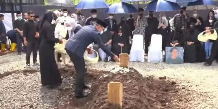 Kang Emil-Ataliya Tabur Bunga ke Makam Eril