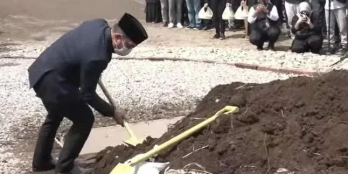 Kang Emil Masukkan Tanah Pertama ke Liang Lahat Makam Eril