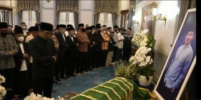 Kang Emil Pimpin Salat Jenazah Putranya, Emmeril Kahn Mumtadz di Gedung Pakuan