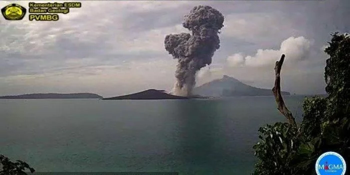 Gunung Anak Krakatau Meletus