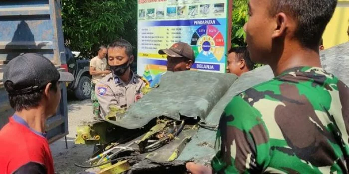 Petugas Gabungan TNI – Polri Evakuasi Bangkai Pesawat Latih T-50i Golden Eagle TNI AU di Blora