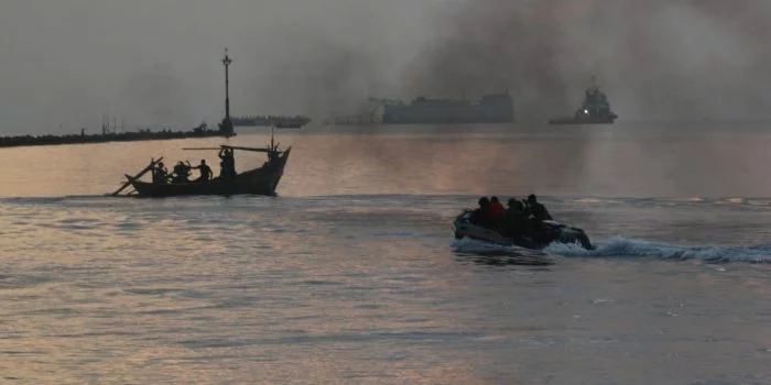 Yonif Raider 300/ Brajawijaya Bebaskan Sandera Di Pelabuhan Cirebon