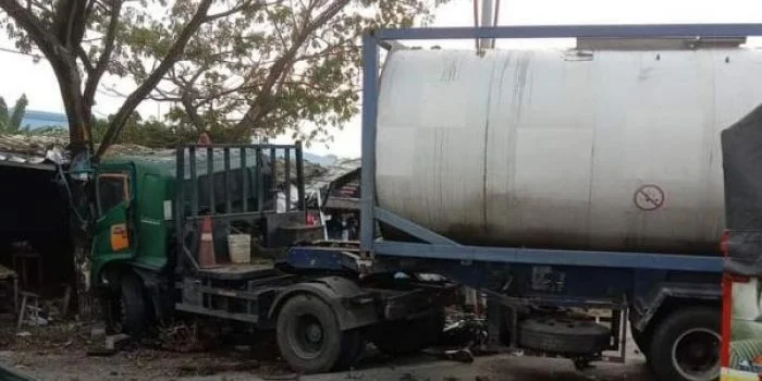 Hilang Konsentrasi, Truk Fuso Tabrak 5 Motor di Jalan Raya Jatibarang-Arjawinangun