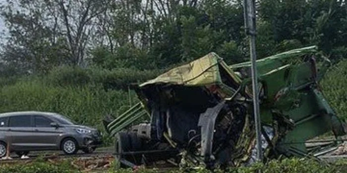 Truk Ayam dari Arah Cirebon Hilang Kendali Tiba-tiba Ditabrak Primajasa, Begini Kronologinya