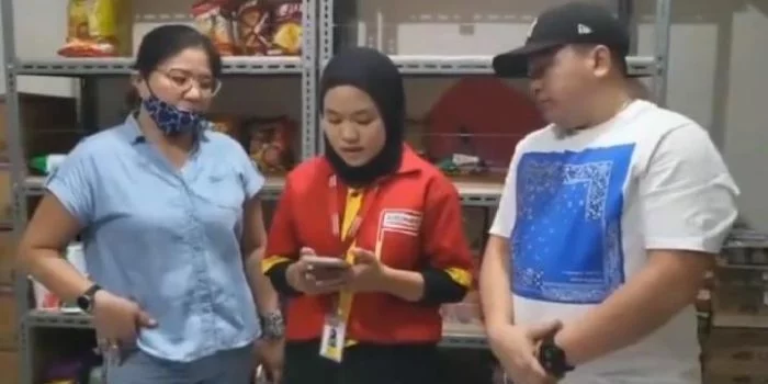 Viral Karyawan Alfamart Rekam Tanpa Izin Wanita Diduga Mencuri Cokelat, Pengacara: Tak Serta Merta Kena UU ITE