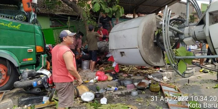 Truk Rem Blong Tabrak Tiang BTS, 10 Orang Meninggal Dunia 7 Anak-anak