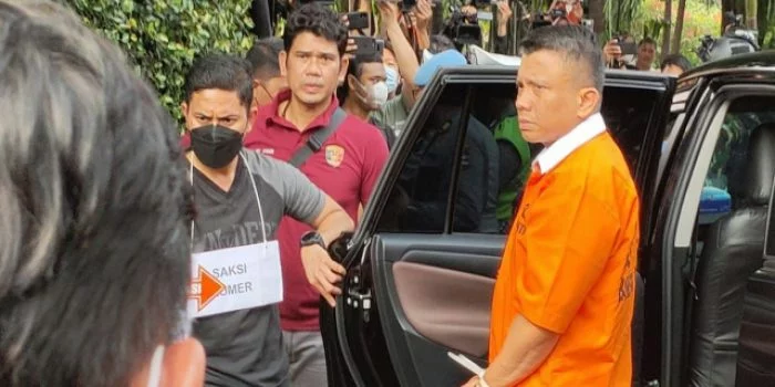 Ferdy Sambo Jatuhkan Pistol Jenis Glock 26 di Depan Rumah Duren Tiga