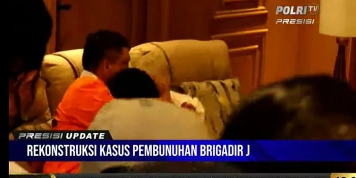 Ada Adegan Ferdy Sambo Peluk Putri Candrawathi