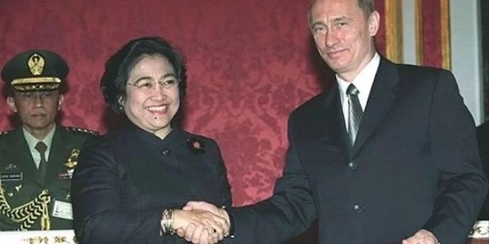 Momen Megawati Telepon Putin: Saya Hanya akan Datang ke Rusia Tapi Kalau Saya Nggak Bawa Peralatan Perang Saya Nggak Jadi Datang