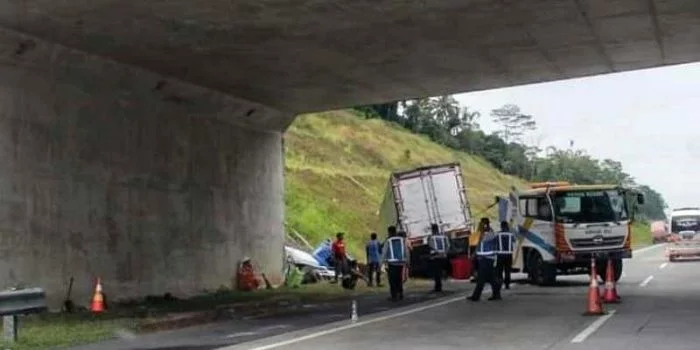 Kecelakaan 2 Truk di KM 460 Ruas Tol Semarang-Solo, 2 Tewas