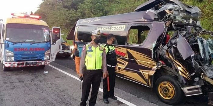 Elf Tabrak Truk di Tol Bawen Arah Semarang: 5 Tewas, Polisi Soroti Minimnya Lampu Penerangan