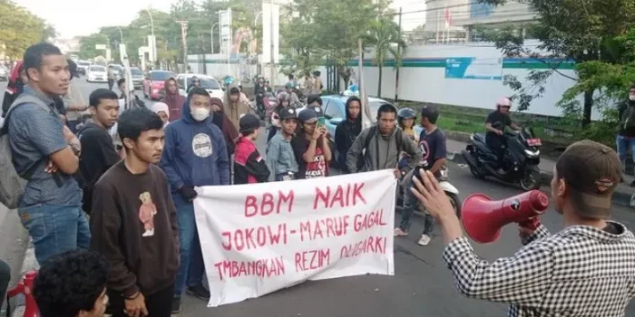 Mahasiswa Gelar Aksi Tolak Kenaikan Harga BBM di Istana Merdeka