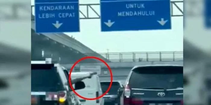 Aksi Koboi Pengendara Fortuner Berplat Merah Todongkan Pistol di Tol Jagorawi