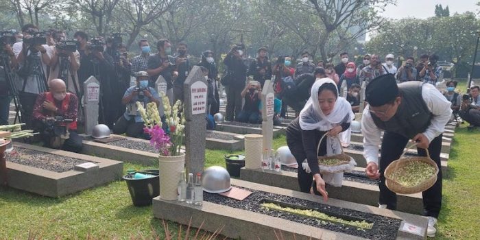 Cak Imin dan Mbak Puan Nyekar Bareng di Pusara Taufik Kiemas