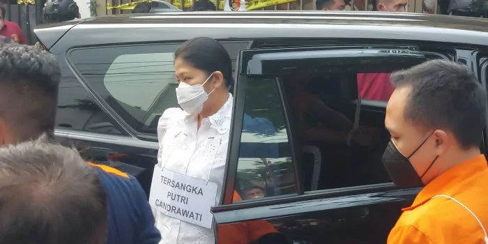 Usai Diperiksa, Tak Ditahan, Putri Candrawathi Wajib Lapor 2 Kali Sepekan