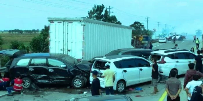 13 Kendaraan Terlibat Kecelakaan Beruntun di KM253 Ruas Tol Pejagan-Pemalang, 1 Orang Meninggal Dunia