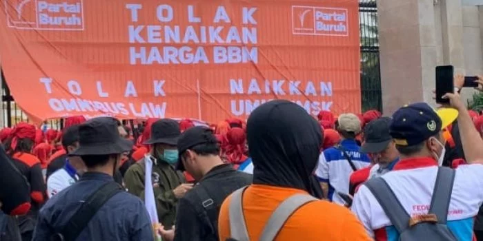 Massa Buruh Tolak Kenaikan Harga BBM di Depan Kompleks MPR/DPR, Ini 3 Tuntutannya