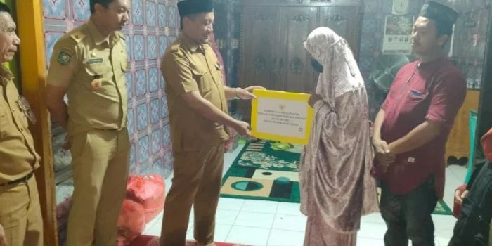 Dua Anak Korban Ibu Gantung Diri Terima Beasiswa