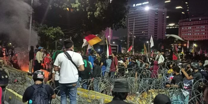 Sempat Tegang Massa Jebol Kawat Berduri hingga Bakar Petasan, Massa Demo Tolak Kenaikan Harga BBM Bubarkan Diri