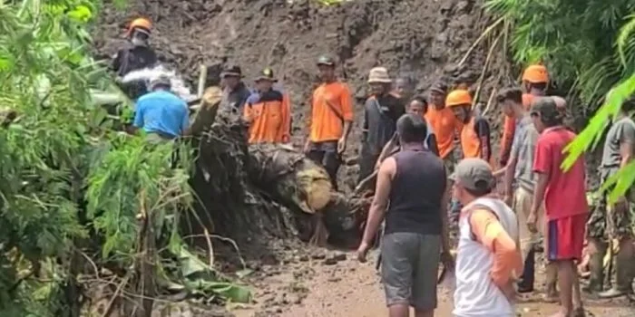 Diguyur Hujan Deras di Brebes Selatan, Tebing Longsor  hingga Tutup Jalan Penghubung Antar Desa 