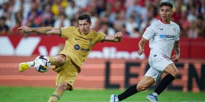 Striker Bintang Polandia Robert Lewandowski Cetak Gol Lagi, Barcelona Tundukkan Sevilla 3-0