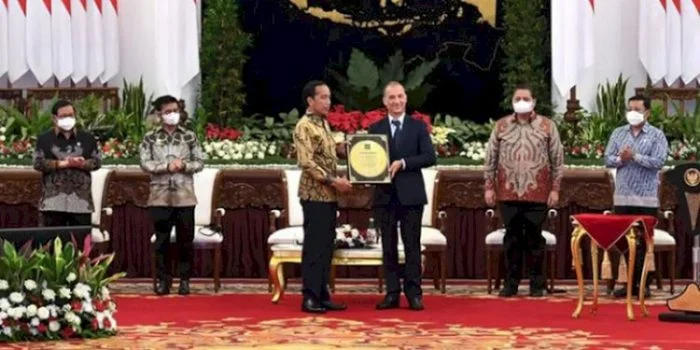 Momen Legislator Saat Mengungkap Keaslian Plakat yang Diterima Jokowi dari IRRI