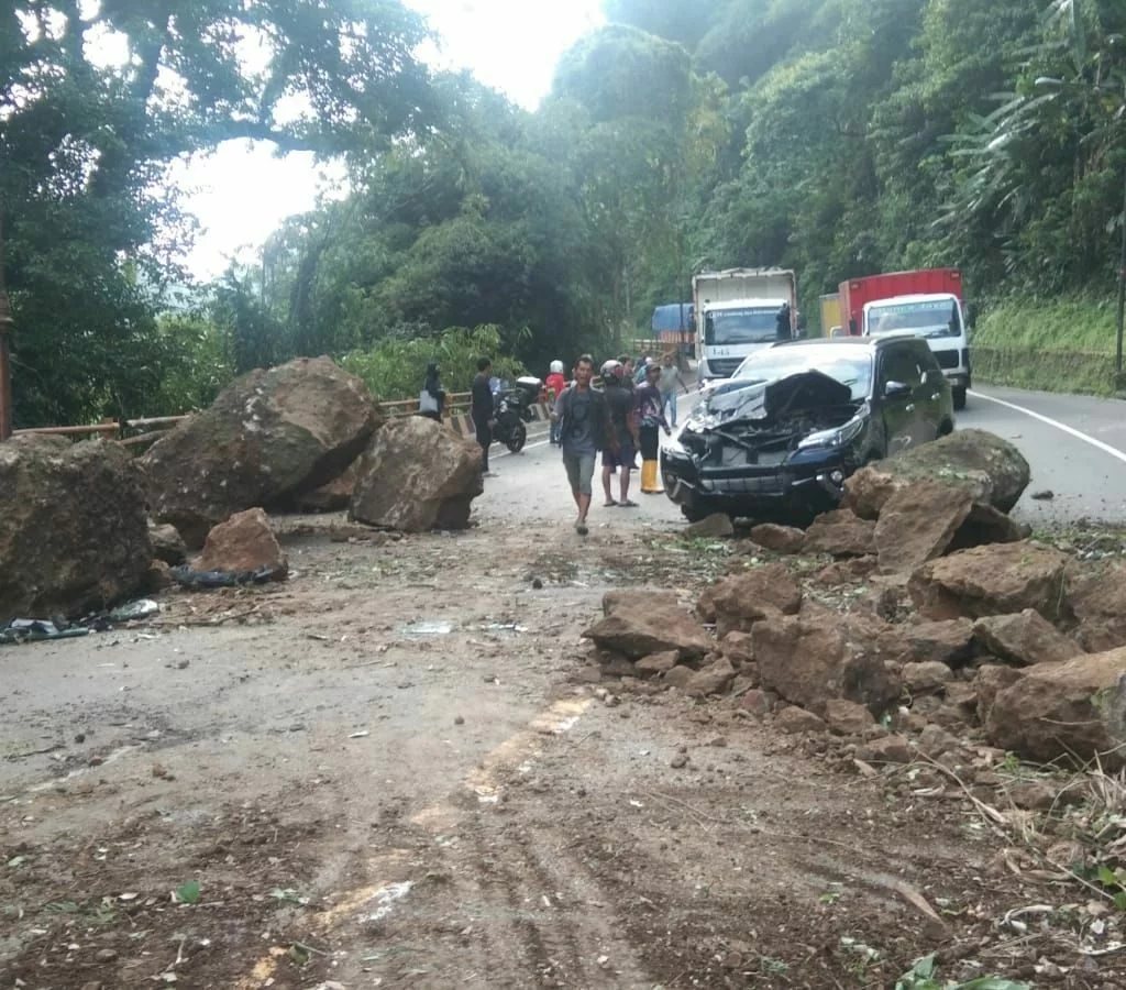 Video Detik-Detik 2 Mobil Tertimpa Batu Besar dari Tebing Kawasan Cadas Pangeran