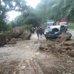 Video Detik-Detik 2 Mobil Tertimpa Batu Besar dari Tebing Kawasan Cadas Pangeran