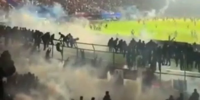 7 dari 11 Tembakan Gas Air Mata di Stadion Kanjuruhan Mengarah ke Tribun Selatan Pintu Gerbang 13