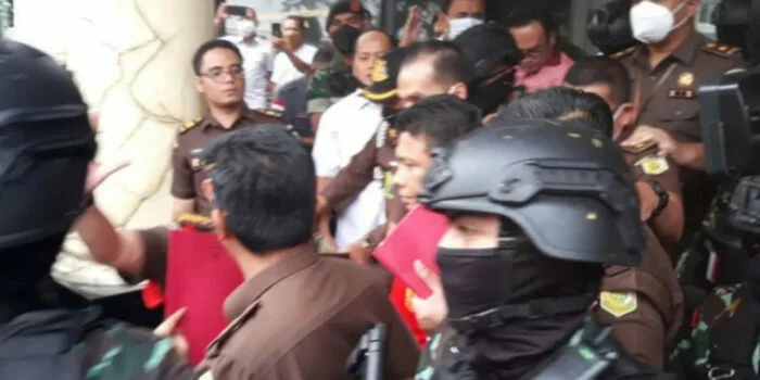 Sudah Bukan Anggota Polri, Ferdy Sambo Dikawal Brimob Begitu Ketat hingga Dipayungi di Kejagung