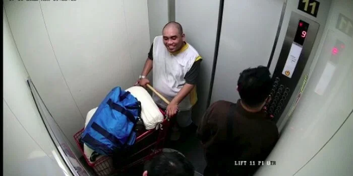 Christian Rudolf Tobing Tersenyum Saat Bawa Jasad Ade Yunia Rizabani dalam Troli di Lift Apartemen