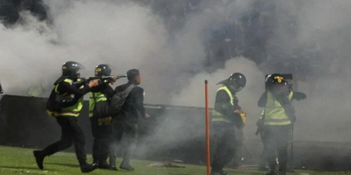 Polri Beberkan Alasan Tembak Gas Air Mata ke Arah Suporter Usai Laga Arema Vs Persebaya di Kanjuruhan