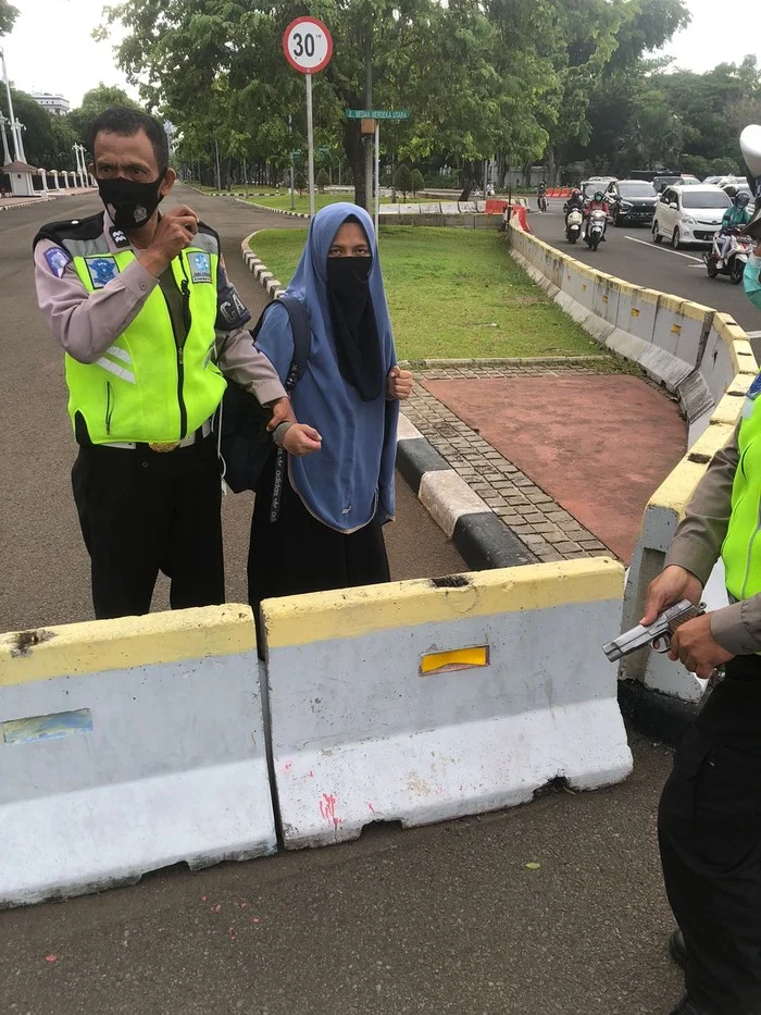 Oknum Wanita Bercadar Bawa Senpi Diduga Coba Terobos Istana Negara