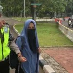 Identitas Belum Diketahui. Polisi Ungkap Kronologis Penangkapan Oknum Wanita Bercadar Bawa Pistol Terobos Istana Negara